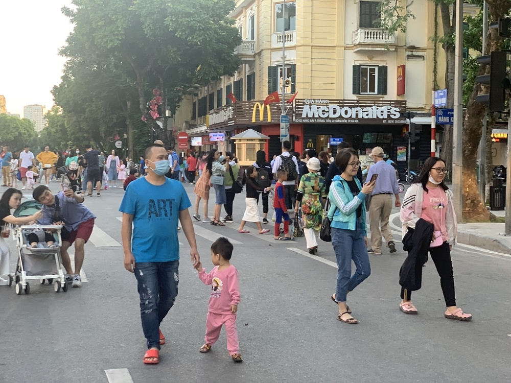 Đeo khẩu trang nơi công cộng: Nơi nghiêm túc, chỗ thờ ơ!