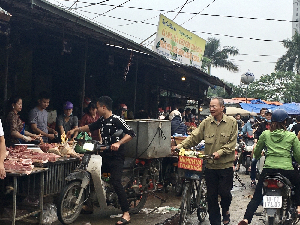 Đeo khẩu trang nơi công cộng: Nơi nghiêm túc, chỗ thờ ơ!