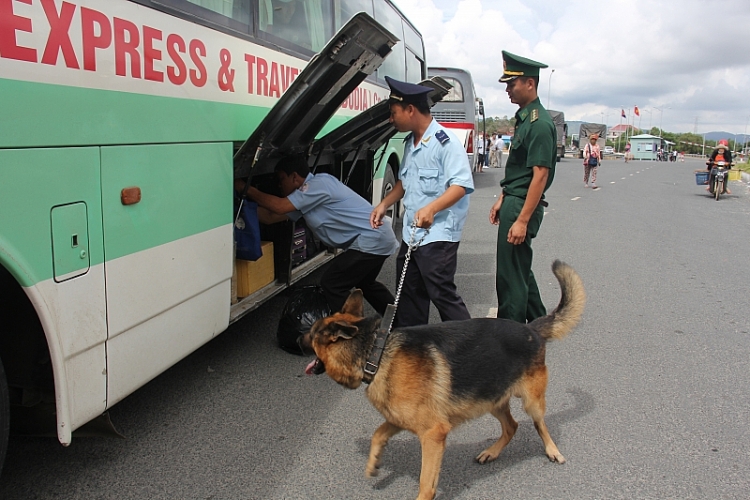 ban sao chung thuc giay dang ky phuong tien xe lien van co duoc lam thu tuc hai quan