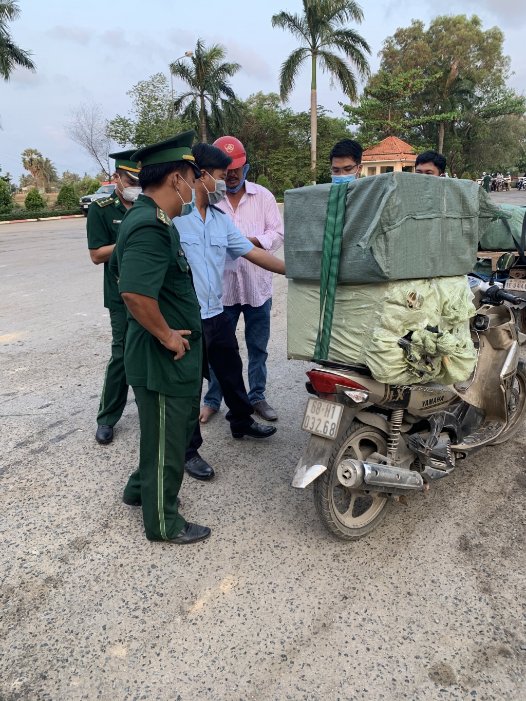 xuat lau khau trang nhung khai my tom