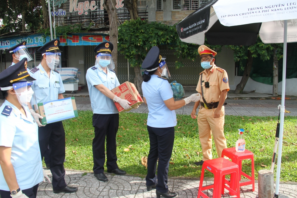 Đại diện CBCC Cục Hải quan TP. Cần Thơ thăm hỏi và trao quà cho một chốt kiểm soát phòng chống dịch