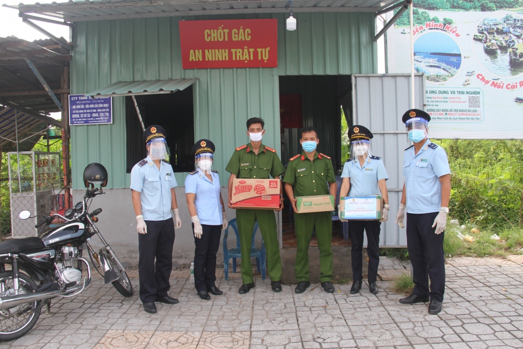 Đại diện CBCC Cục Hải quan TP. Cần Thơ thăm hỏi và trao quà cho một chốt kiểm soát phòng chống dịch khác