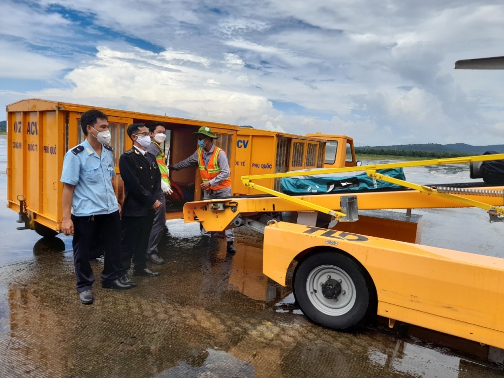 Hải quan Phú Quốc giám sát băng chuyền đưa hành lý từ máy bay vào trong nhà ga để làm thủ tục