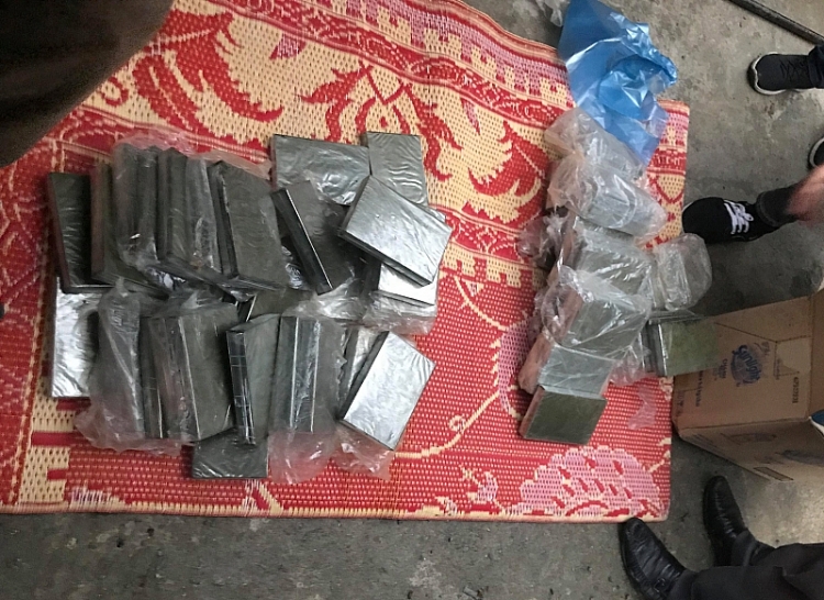 hai quan phoi hop bat 120 banh heroin tai cua khau cau treo