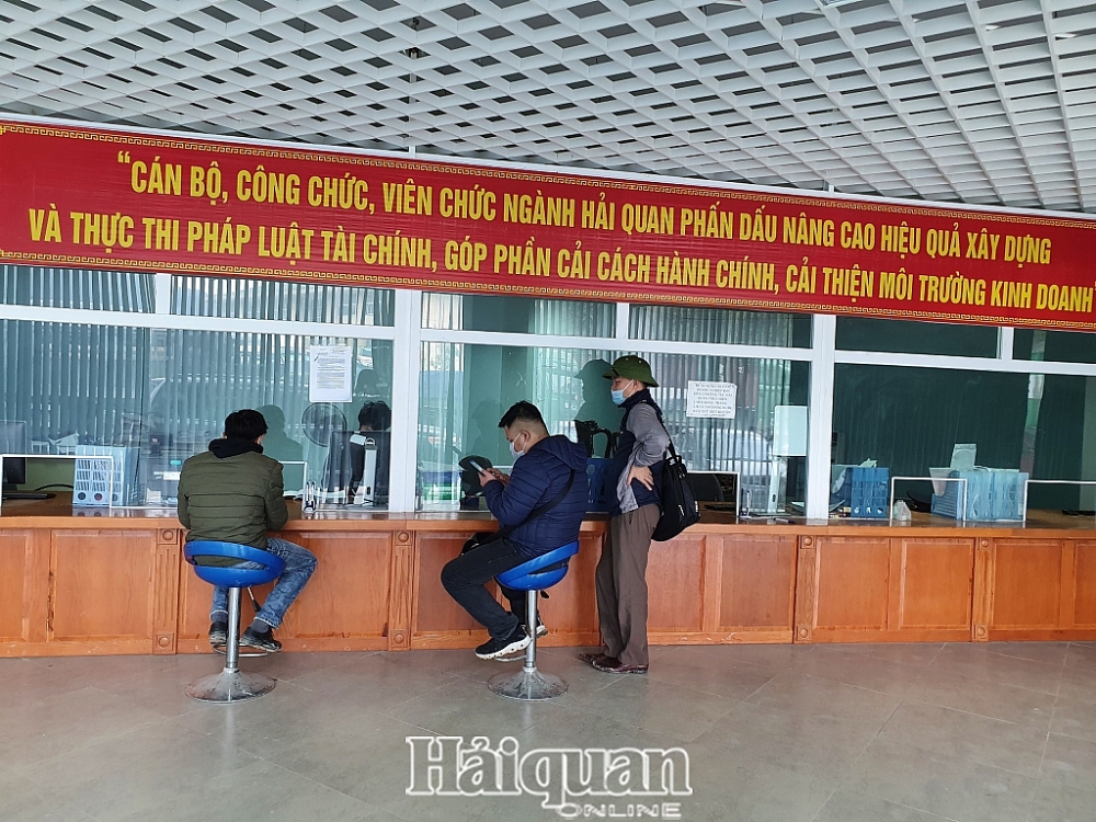 DN đến làm thủ tục hải quan tại Chi cục Hải quan cửa khẩu quốc tế Cầu Treo ngay ngày đầu năm mới. Ảnh: P.Trâm