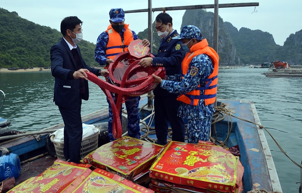 Lực lượng chức năng kiểm tra tang vật. Ảnh: Mạnh Thường