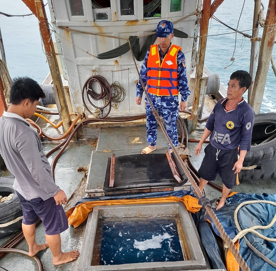 Lực lượng Cảnh sát biển kiểm tra số dầu DO vận chuyển trên tàu. Ảnh: Phan Hậu