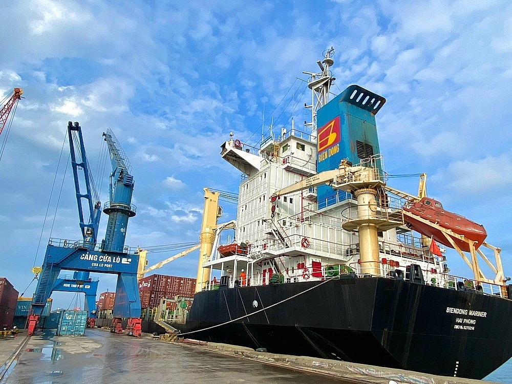 Chuyến tàu Container quốc tế BIENDONG MARINER cập Cảng Cửa Lò đi Port Klang (Malaysia) - Kolkata (India) - Chittagong (Bangladesh) sáng 22/9/2022. Ảnh: Thu Huyền