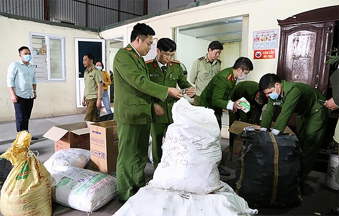 Lực lượng chức năng đang kiểm tra tang vật tại kho hàng của hai đối tượng Dịu và Linh. Ảnh: QLTT Hà Nam