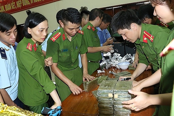 khoi to 1 bi can trong duong day van chuyen 640 kg ma tuy da va 100 banh heroin