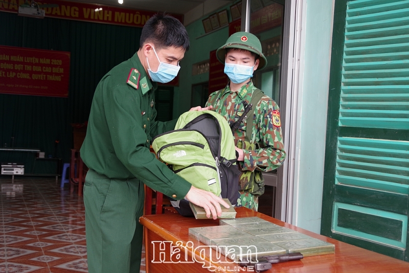 lang son bat doi tuong van chuyen 12 banh heroin