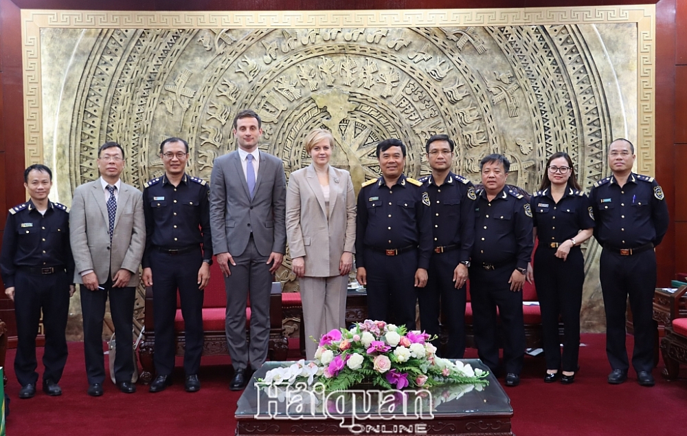 Bà Elena Yagodkina, quyền Chủ tịch Hải quan Liên bang Nga chụp ảnh lưu niệm với Phó Tổng cục trưởng Nguyễn Văn Thọ và đại diện vụ, cục của Hải quan Việt Nam. Ảnh: H.Nụ