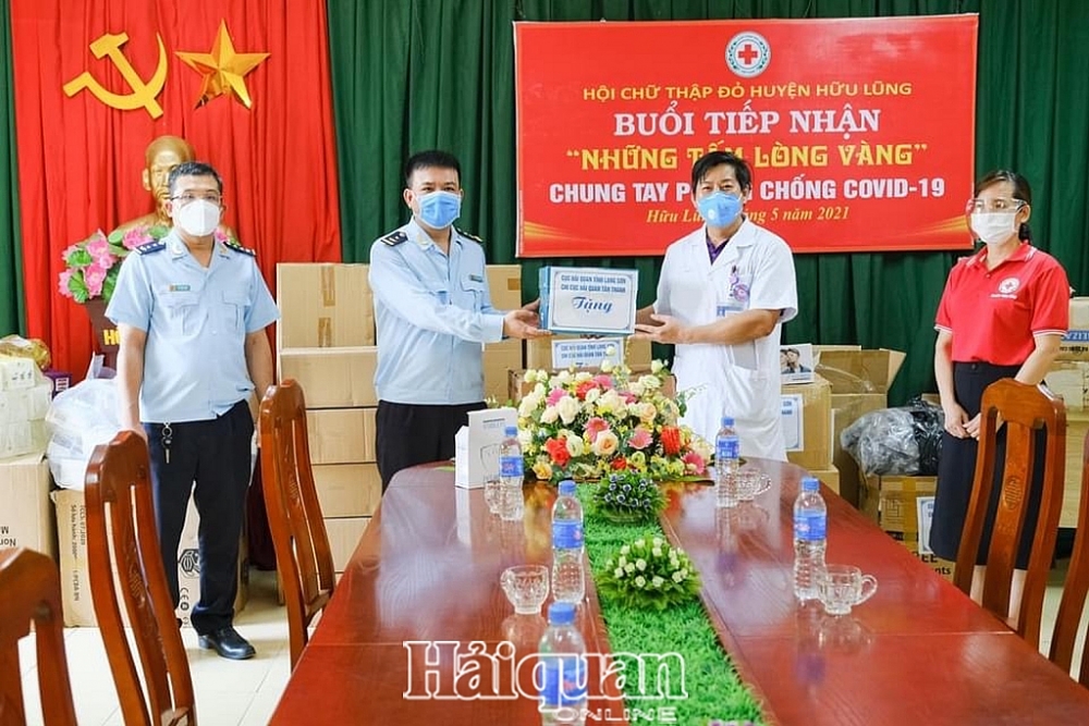 Số lượng lớn vật tư y tế đều được mua từ tiền quyên góp ủng hộ của các CBCC  tại đơn vị. Ảnh: Quang Huy