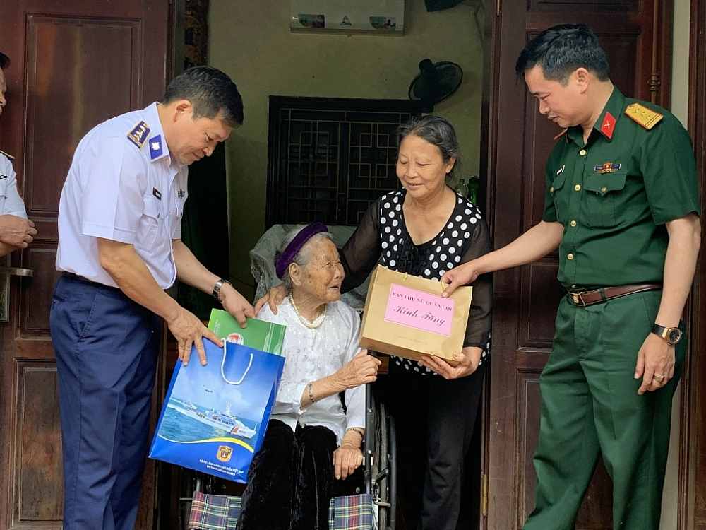 Đại tá Trần Văn Xuân, Phó Chính ủy Cảnh sát biển và Thượng tá Nguyễn Đức Cương, Phó trưởng ban Thanh niên quân độim hỏi, động viên tinh thần của các Mẹ Việt Nam anh hù