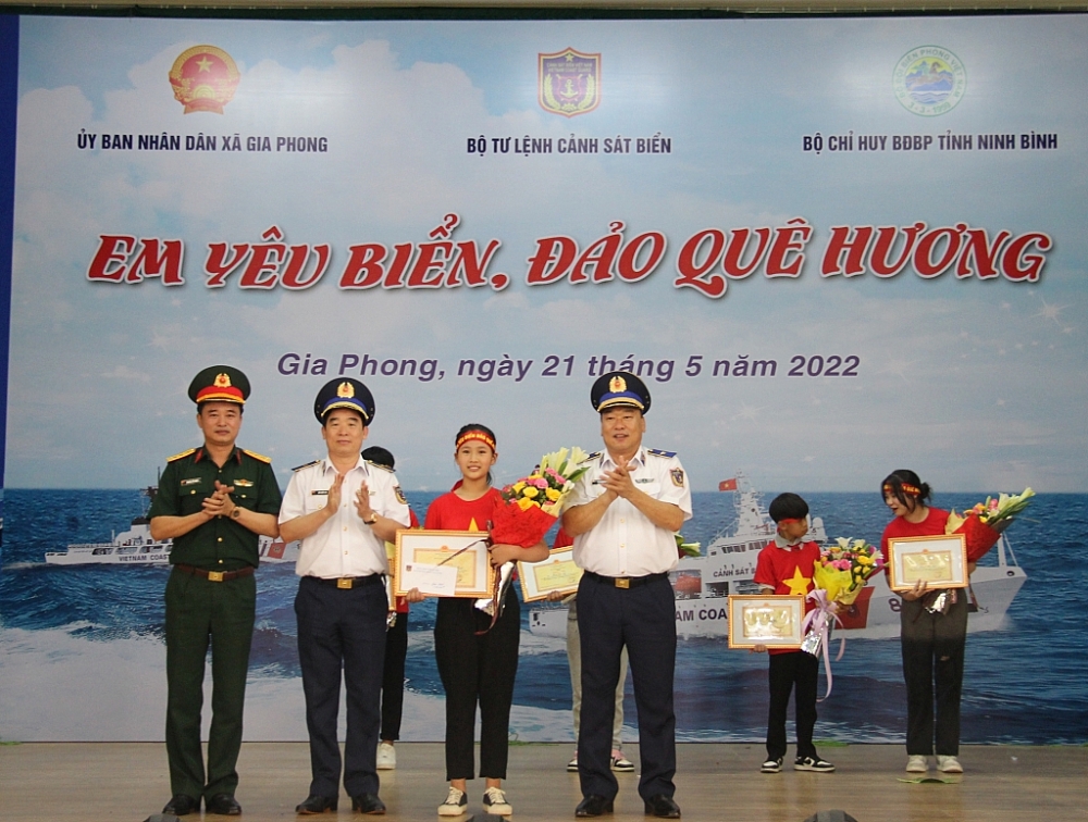 Thiếu tướng Lê Quang Đạo, Tư lệnh Cảnh sát biển Việt Nam; Thiếu tướng Bùi Quốc Oai, Chính ủy Cảnh sát biển Việt Nam; Thượng tá Nguyễn Đức Cương, Phó Trưởng ban Ban Thanh niên Quân đội trao giải nhất cho em Chu Lê Khánh Linh lớp 7A Trường THCS Gia Phong, huyện Gia Viễn, Ninh Bình – đã xuất sắc giành giải nhất chung cuộc