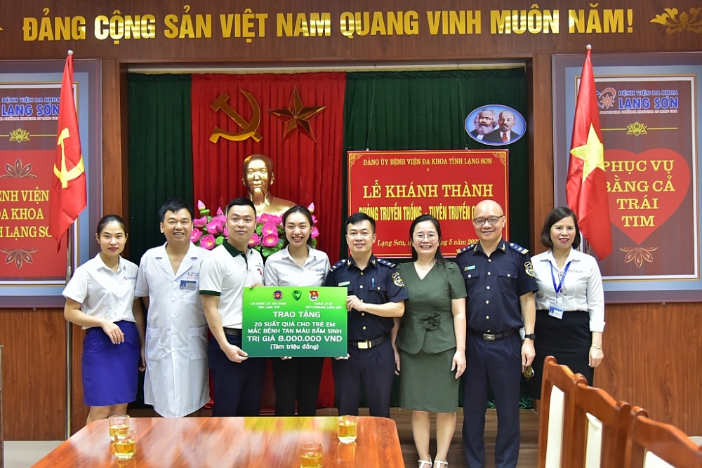 Phó Cục trưởng, Chủ tịch Công đoàn cơ sở Cục Hải quan  Lạng Sơn Nguyễn Anh Tài; Phó Giám đốc, Chủ tịch Công đoàn cơ sở Ngân hàng Vietcombank chi nhánh Lạng Sơn Trần Thị Nga  trao các phần quà tại Bệnh viên Đa khoa tỉnh Lạng Sơn. Ảnh: Hải Quang