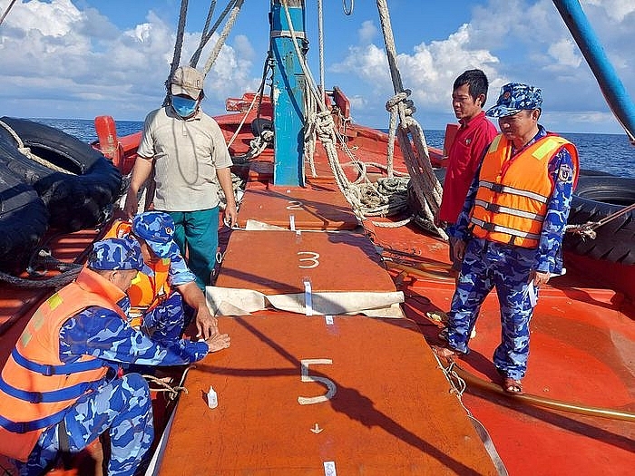 Lực lượng Vùng Cảnh sát biển 4 niêm phong hàng hóa vi phạm trên tàu cá bị bắt giữ