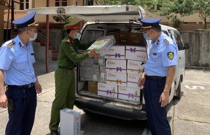 Lạng Sơn: Tạm giữ số lượng lớn đồ uống và thuốc trừ cỏ không rõ xuất xứ