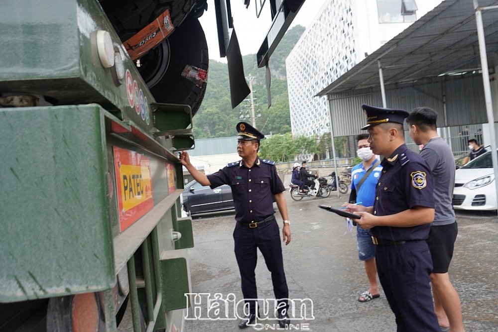 Hải quan Hữu Nghị kiểm tra thực tế hàng hóa nhập khẩu. Ảnh: H.Nụ