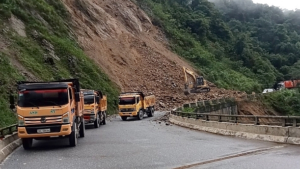 Hiện tại công tác giải phóng giao thông đã cơ bản hoàn tất, hoạt động vận chuyển hàng hóa qua cửa khẩu quốc tế Cầu Treo đã trở lại bình thường. Ảnh 