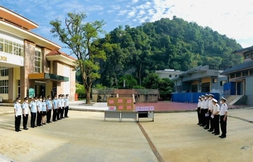 Hải quan Trung Quốc tặng vật tư chống dịch cho Hải quan Lạng Sơn