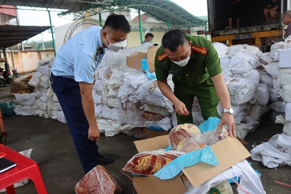 Lực lượng chức năng kiểm tra thực tế hàng hóa vi phạm. Ảnh Minh Phương.