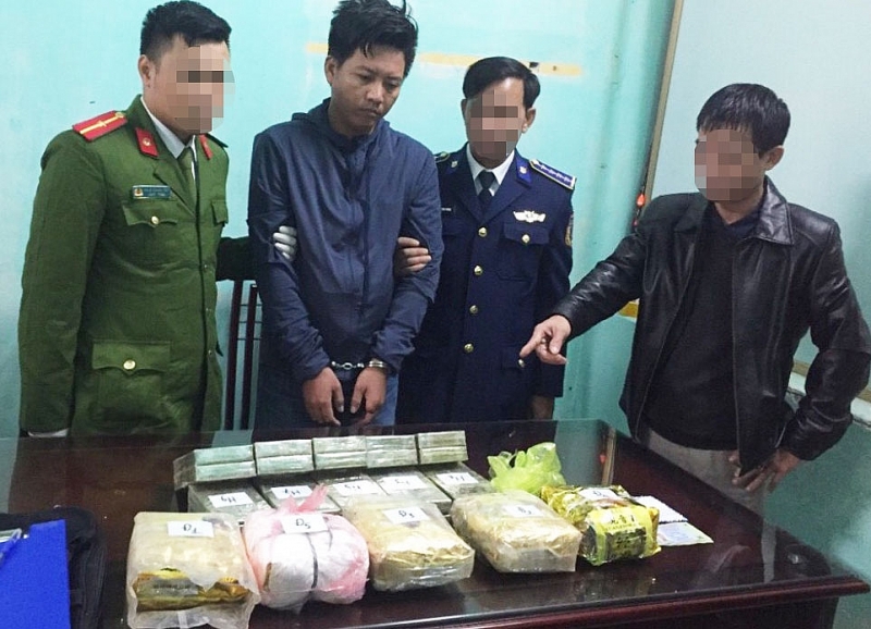 canh sat bien phoi hop bat 20 banh heroin 5 kg ma tuy tong hop