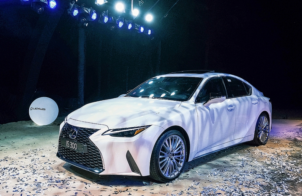 Từ 2,13 tỷ, Lexus IS 2021 hướng tới khách hàng trẻ