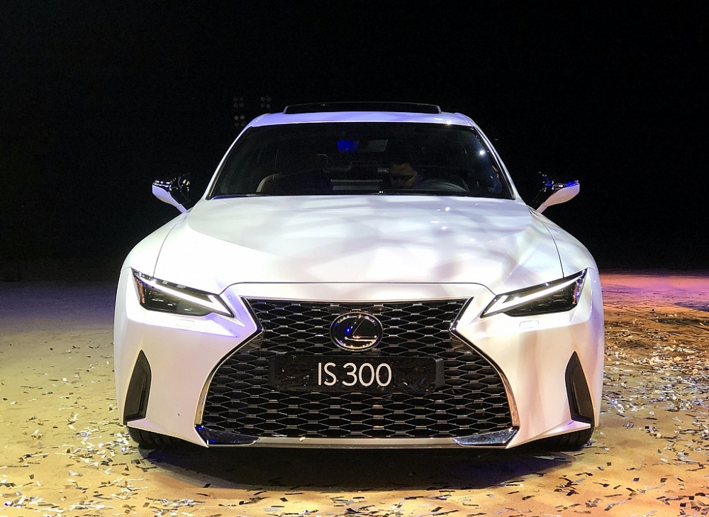 Từ 2,13 tỷ, Lexus IS 2021 hướng tới khách hàng trẻ