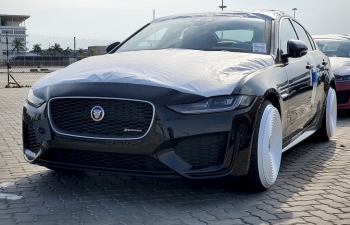 Những hình ảnh đầu tiên của Jaguar XE mới tại Việt Nam