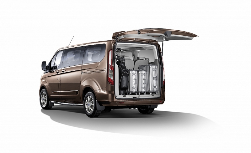 gia tu 1 ty ford tourneo du bao se khuay dao phan khuc xe da dung