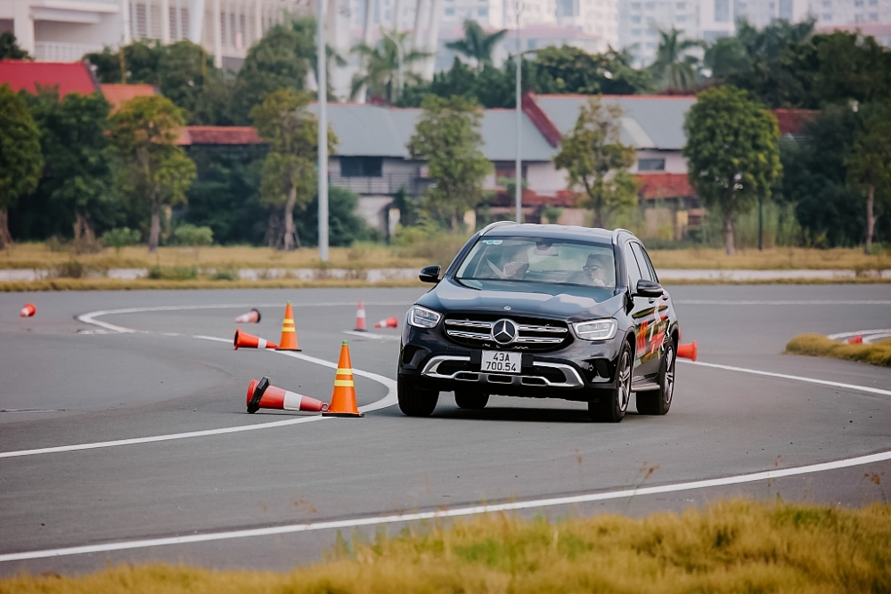 Thỏa sức vẫy vùng trên đường đua F1 với 14 dòng xe của Mercedes-Benz