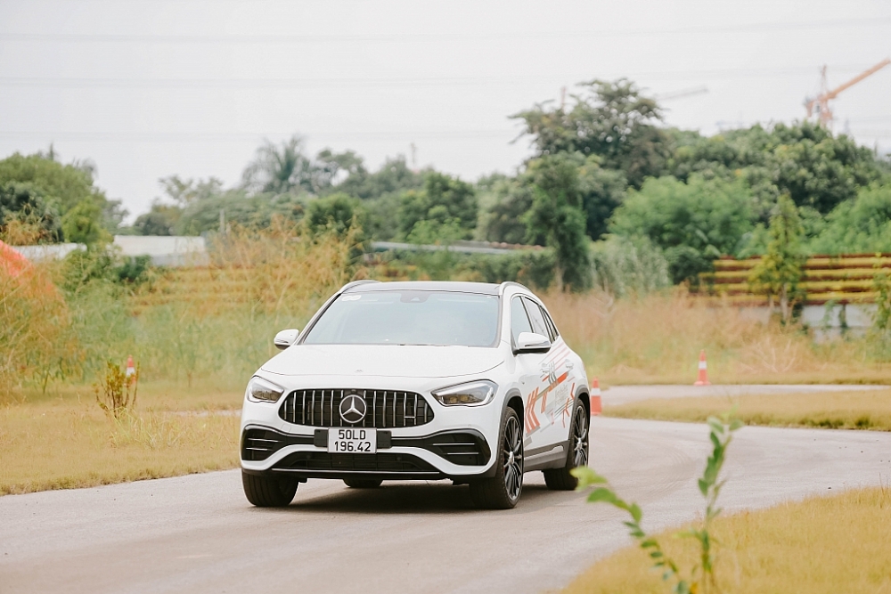 Những hình ảnh của Mercedes-AMG GLA 45 S 4MATIC+ trên đường đua F1