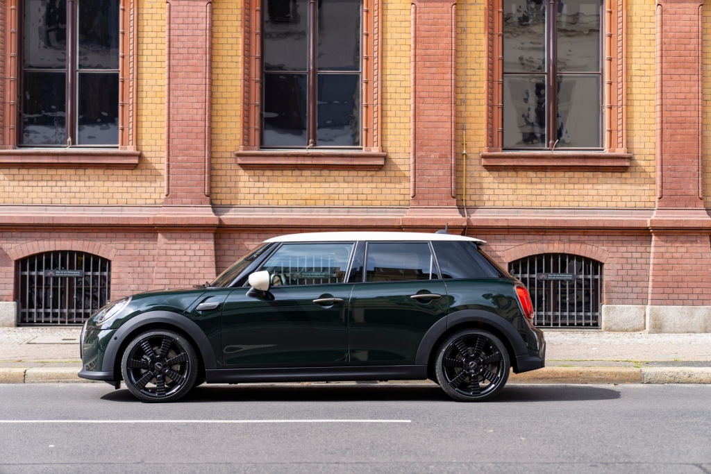 Nhập khẩu từ châu Âu, MINI Cooper S 5 cửa Resolute Edition có giá 2,299 tỷ đồng