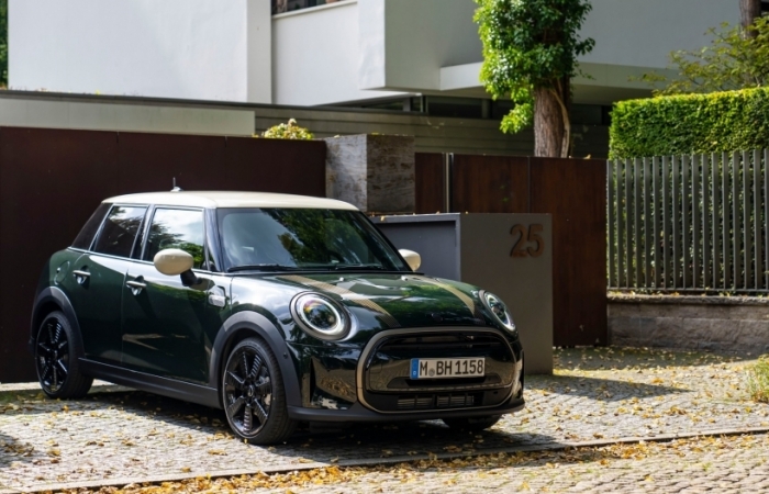 Nhập khẩu từ châu Âu, MINI Cooper S 5 cửa Resolute Edition có giá 2,299 tỷ đồng