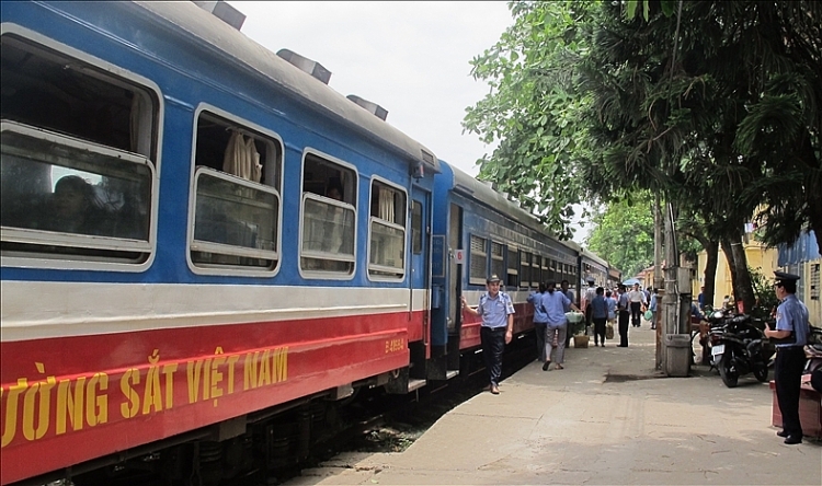 nganh duong sat tang hang tram chuyen tau phuc vu nguoi dan dip le 304 15