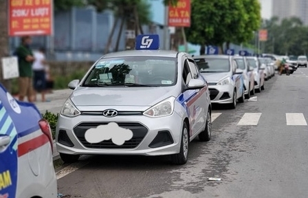 Hành khách giảm đến 90%, doanh nghiệp taxi xin ngừng đóng BHXH đến hết năm 2021