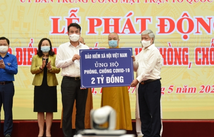 BHXH Việt Nam trao 2 tỷ đồng ủng hộ phòng chống dịch Covid-19