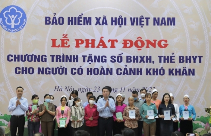 Phát động tặng sổ Bảo hiểm xã hội, thẻ Bảo hiểm y tế cho người có hoàn cảnh khó khăn