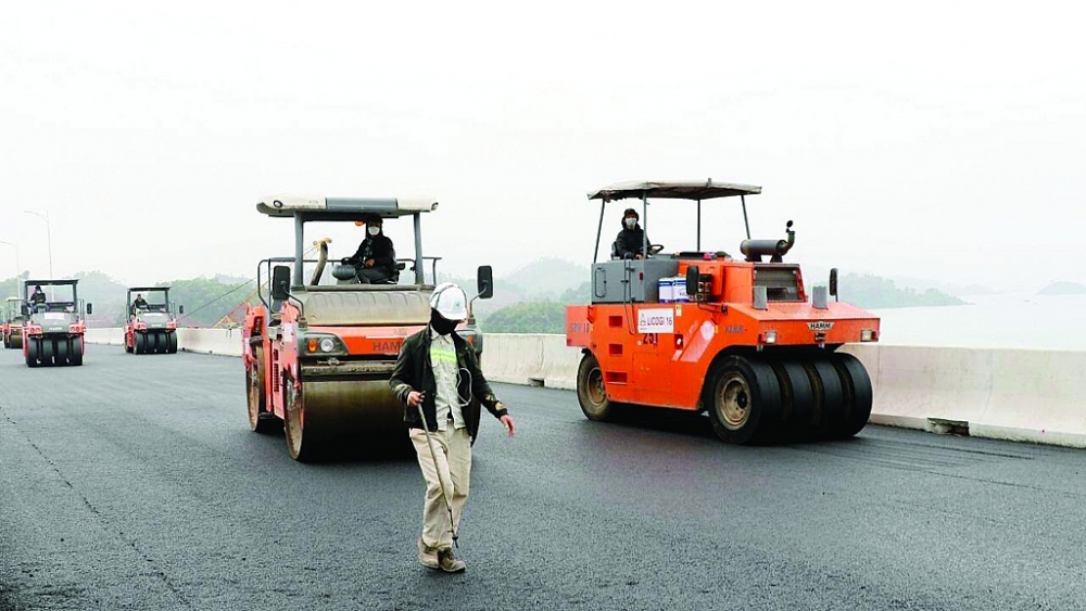  Giá vật tư, vật liệu xây dựng sắt thép, cát đá, xi măng… tăng làm cho tiến độ thi công dự án bị ảnh hưởng  (Ảnh minh họa: QUANG MINH).