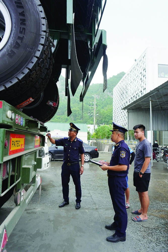 Công chức Hải quan Hữu Nghị kiểm tra mặt hàng xe tải chuyên dùng nhập khẩu. 	Ảnh: H.Nụ