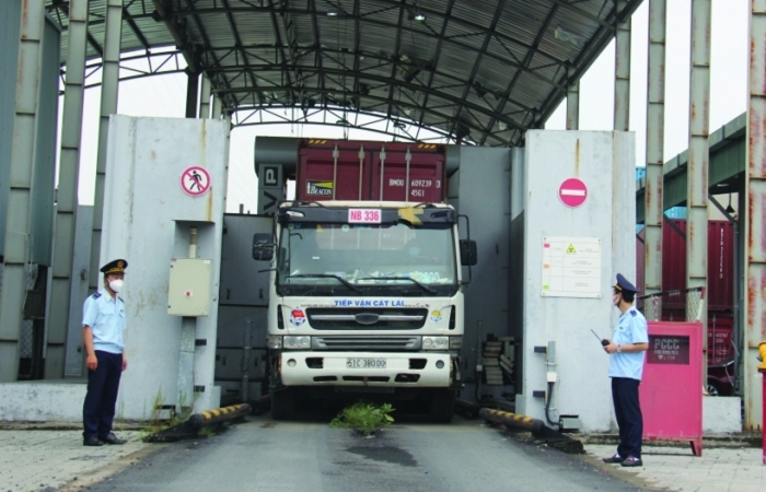 Nhiều vụ buôn lậu lớn được phát hiện qua máy soi container