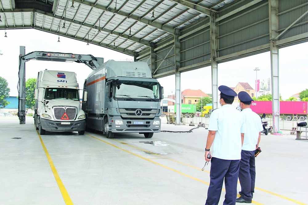 Hải quan Bình Dương tăng cường thực hiện soi chiếu hàng hóa qua máy soi container trong cao điểm dịch bệnh. 	Ảnh T.D