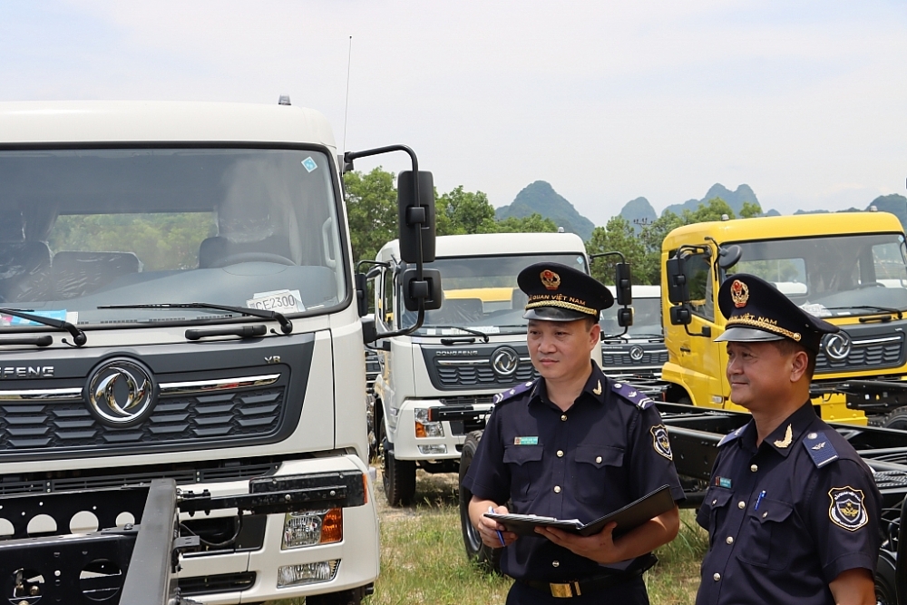 Công chức Chi cục Hải quan cửa khẩu Tà Lùng, Cục Hải quan Cao Bằng kiểm tra mặt hàng ô tô nhập khẩu. 	Ảnh: T.Bình