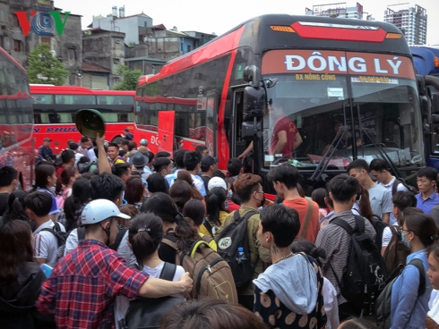 bien nguoi chen chan o cac ben xe ha noi sang ngay dau ky nghi le