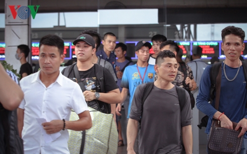 bien nguoi chen chan o cac ben xe ha noi sang ngay dau ky nghi le