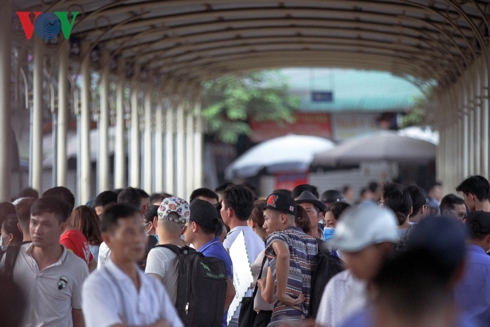 bien nguoi chen chan o cac ben xe ha noi sang ngay dau ky nghi le