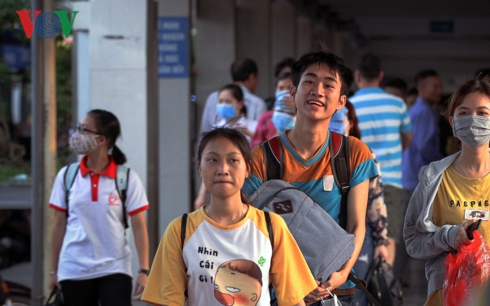 bien nguoi chen chan o cac ben xe ha noi sang ngay dau ky nghi le