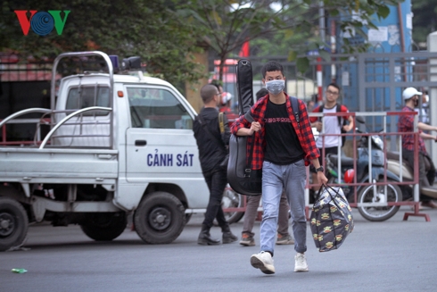 bien nguoi chen chan o cac ben xe ha noi sang ngay dau ky nghi le