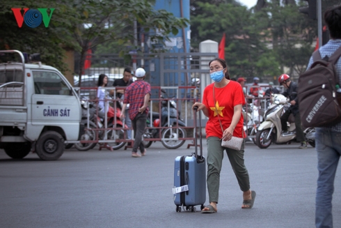 bien nguoi chen chan o cac ben xe ha noi sang ngay dau ky nghi le